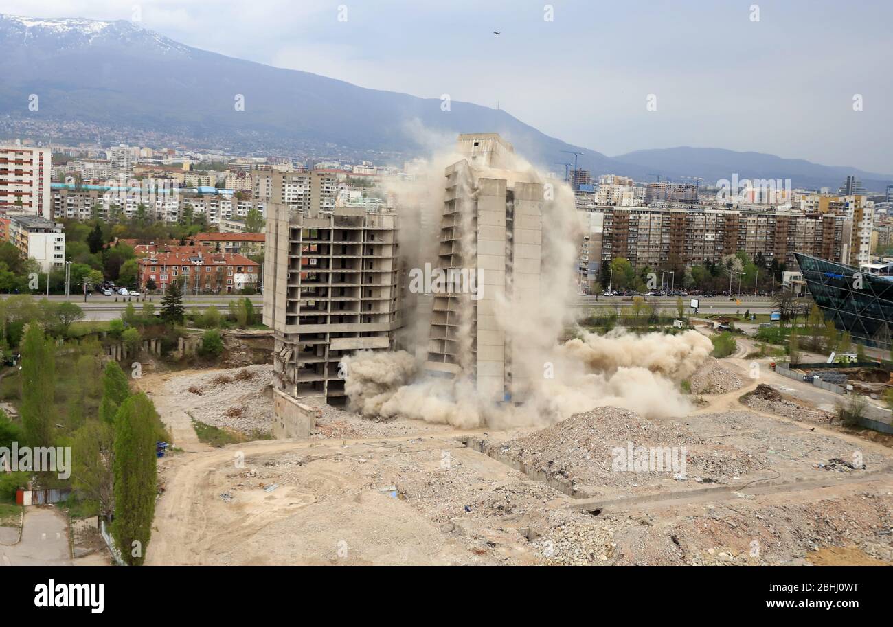 Kontrollierte Explosion mit Sprengungen eines großen Gebäudes, Druckerei IPK Rodina, in Sofia, Bulgarien am 04/26/2020. Stockfoto