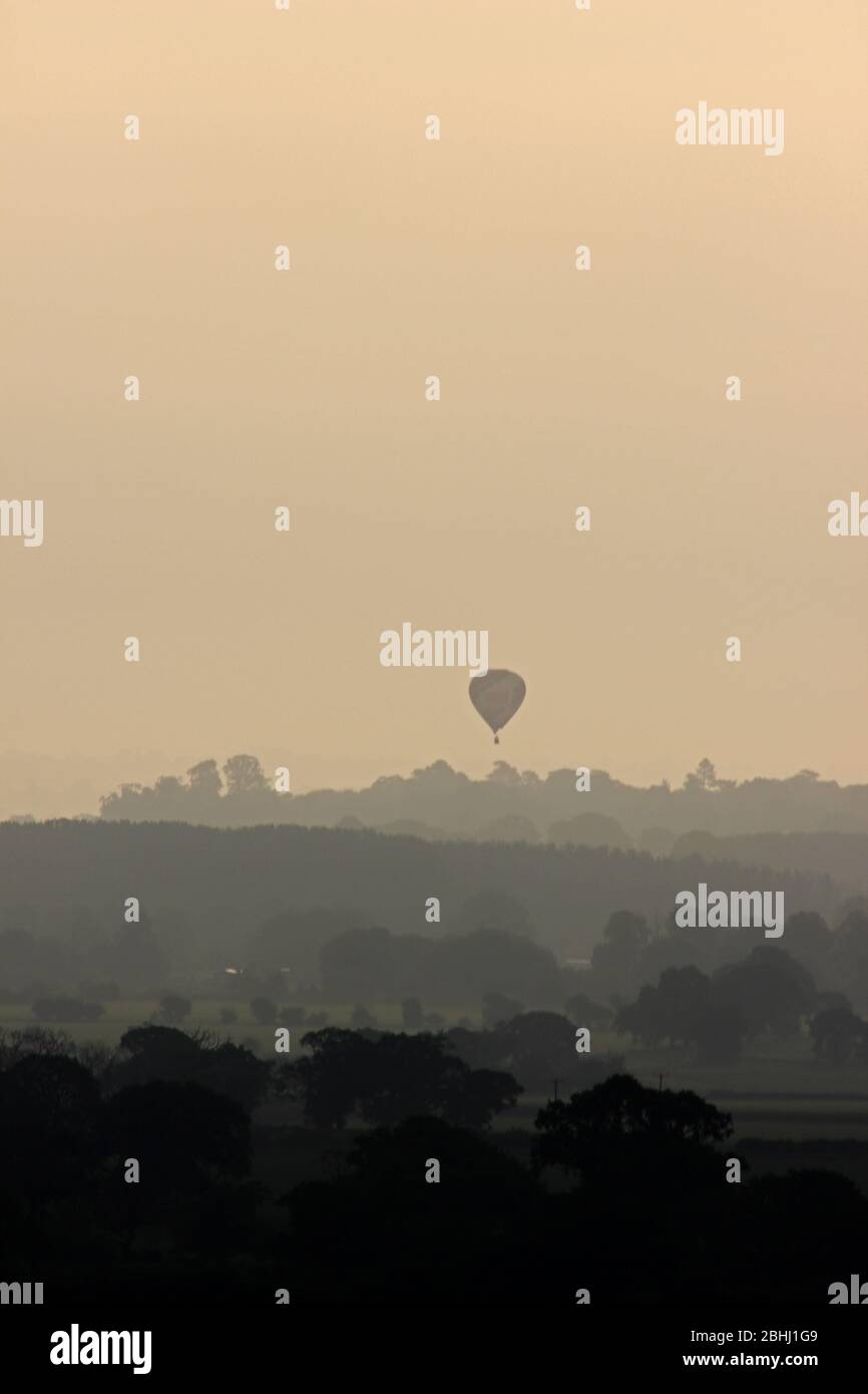 Heißluftballon, der über die Cheshire-Ebenen fährt, von Borras Head, Wrexham aus gesehen Stockfoto