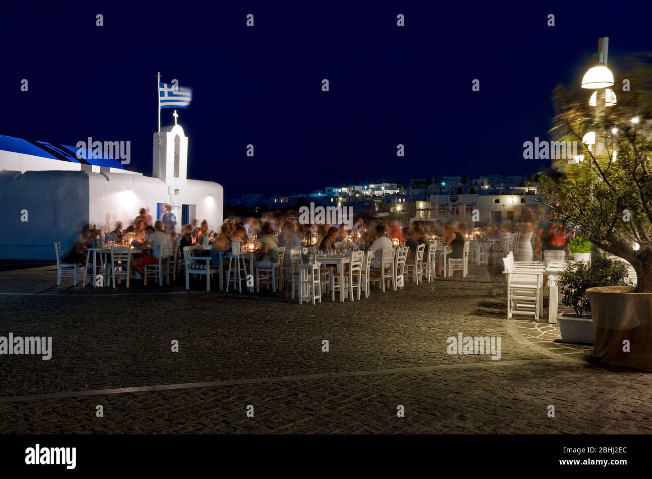 Die Leute essen im Restaurant von Naoussa, Paros, Griechenland, Kykladen Inseln, Südeuropa Stockfoto