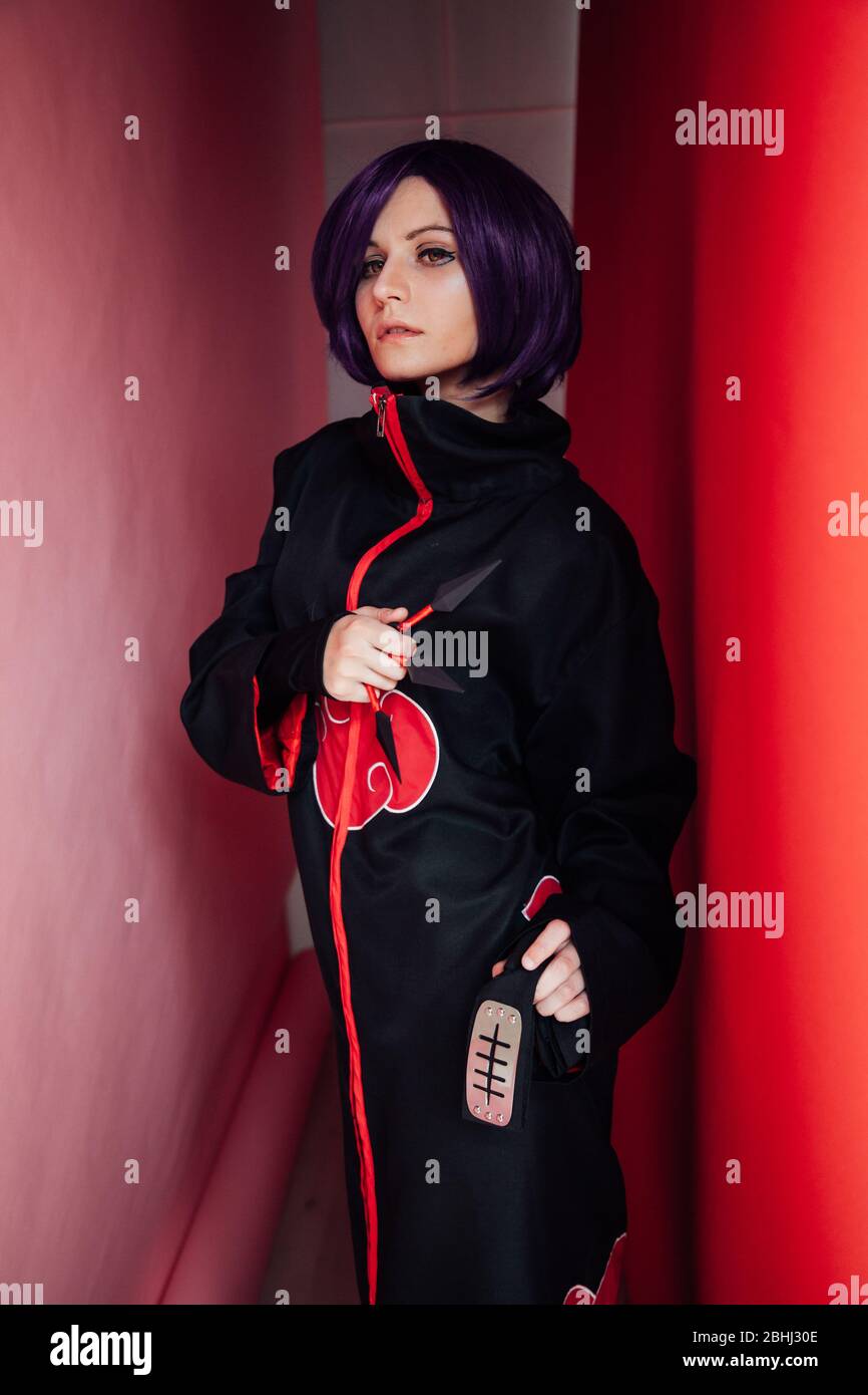 Frau anime Cosplayer mit lila Japan Haar Stockfoto
