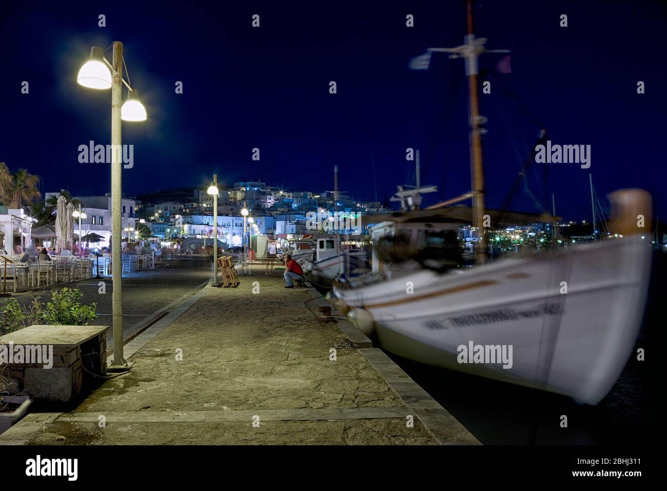 Die Leute gehen am Hafen von Naoussa, Paros, Griechenland, Kykladen Inseln, Südeuropa Stockfoto