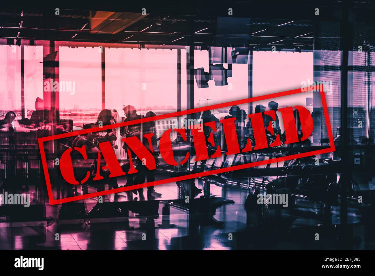 Stornierte Flugkonzeption mit Silhouetten von Personen auf dem Flughafen Stockfoto