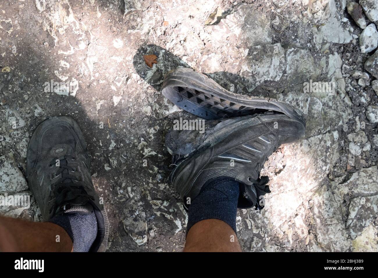 Die abgelöste Sohle auf den Turnschuhen des Touristen. Sie brachen ihre Stiefel im Wald. Stockfoto