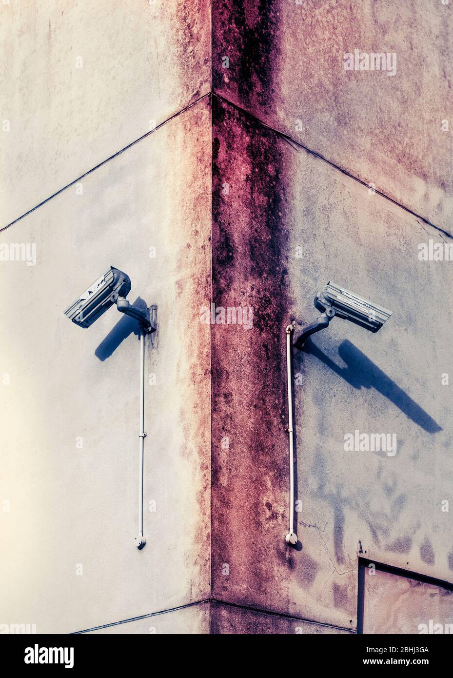 Abstrakte CCTV-Kamera in einem verödnisierten Gebäude Stockfoto