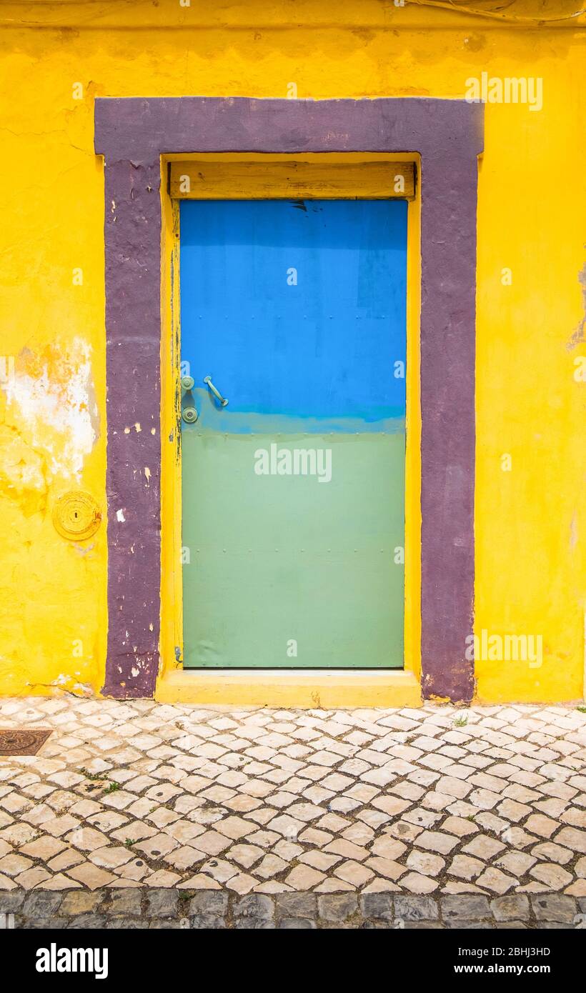 Gelb gestrichene Außenwand an einem Haus in Spanien Stockfoto