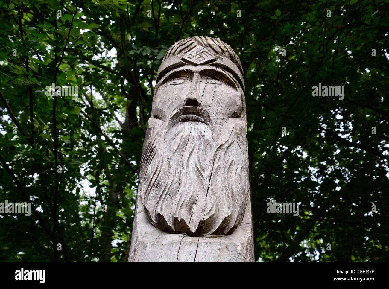 Der Tempel von Dagboga, ein heidnisches Idol im Bergwald von Shapsugi. Dazbog Stockfoto
