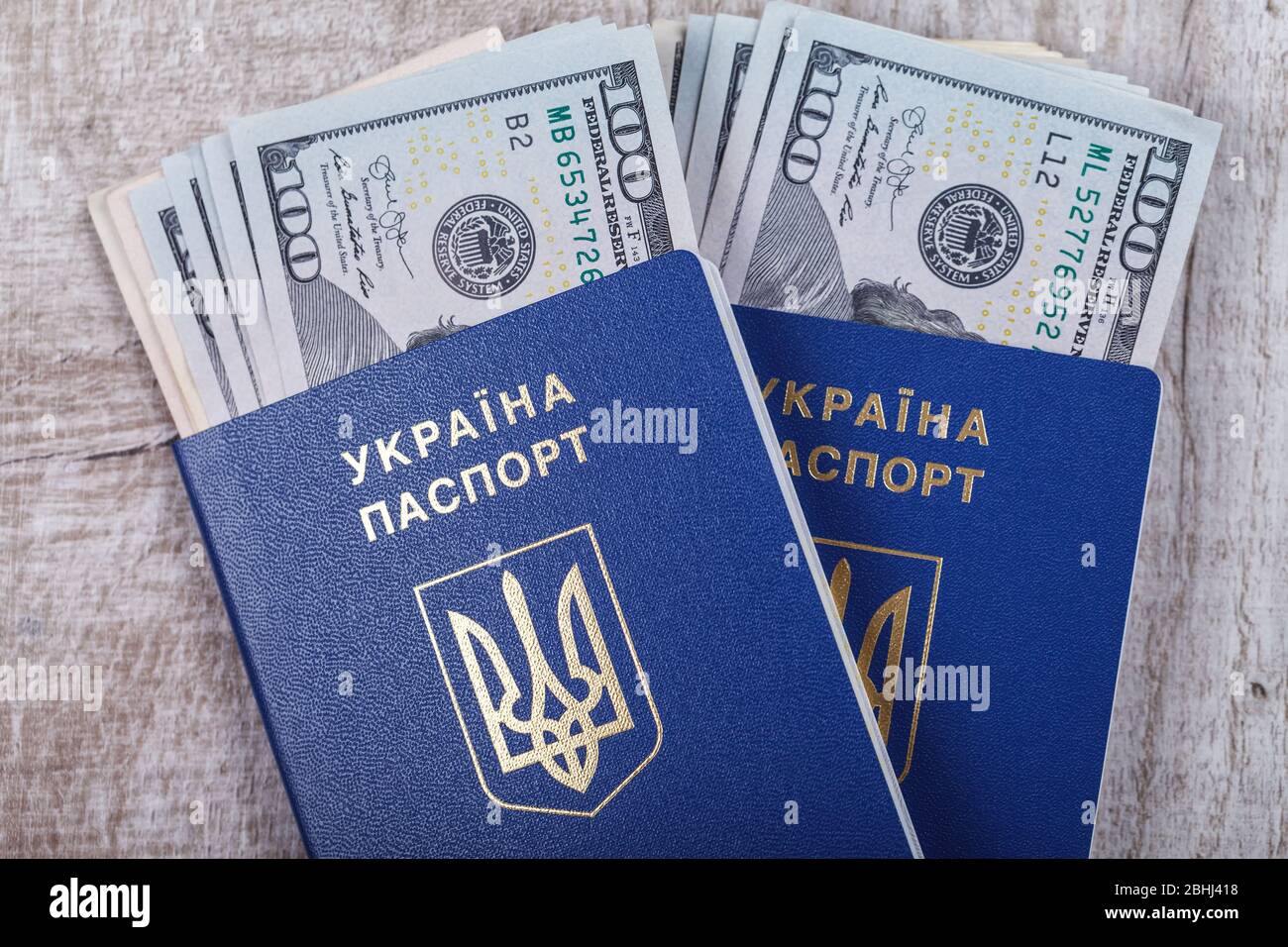 Ukrainischer biometrischer Pass auf einem hölzernen Hintergrund. Draufsicht. Dokument, das Reisen ins Ausland für Reisen und Freizeit ermöglicht. Flaches Lay Stockfoto