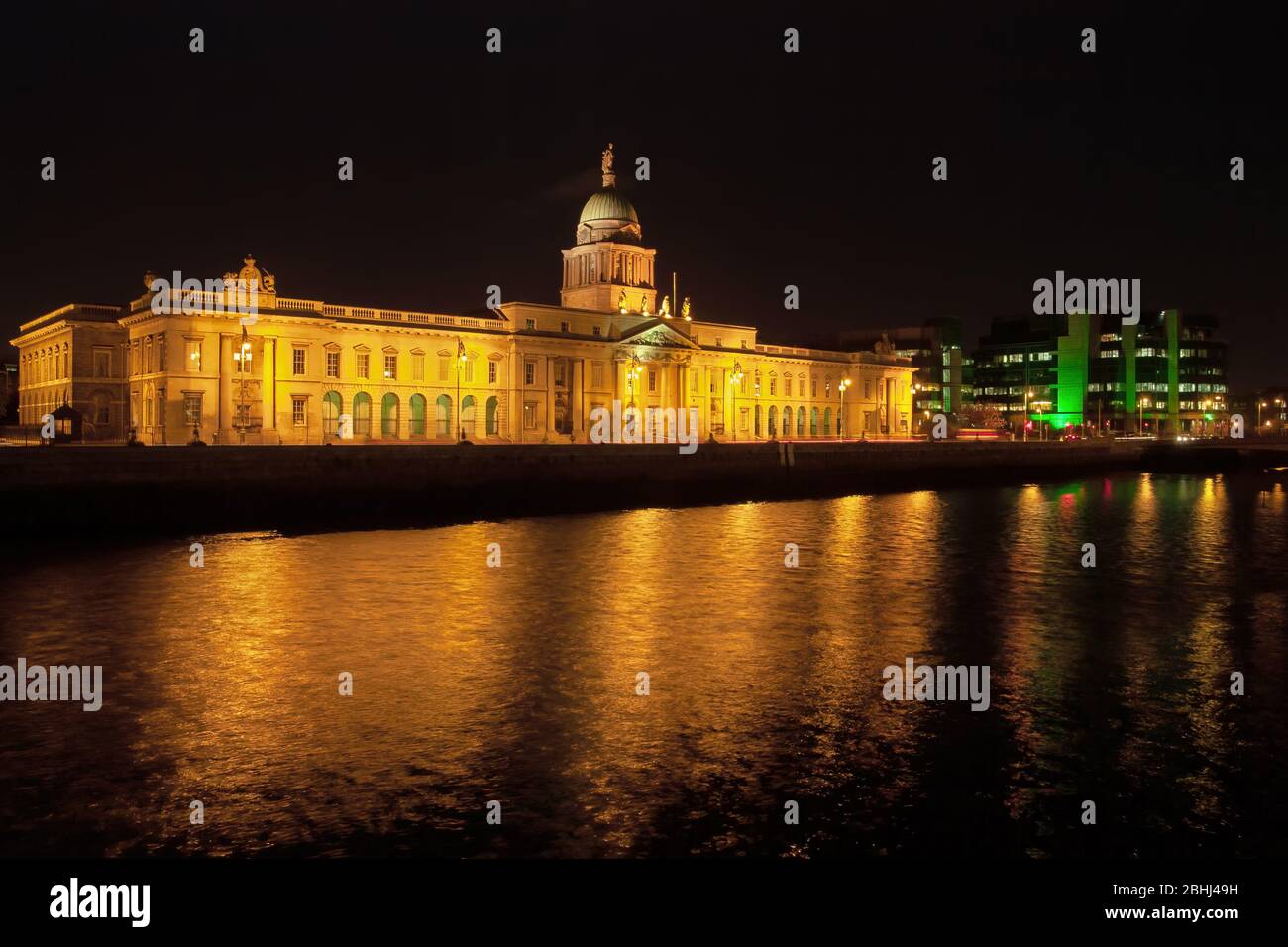 Das Custom House bei Nacht in der Stadt Dublin in Irland, Wahrzeichen der Stadt am Liffey Fluss, beleuchtete neoklassizistische Fassade aus dem 18. Jahrhundert. Stockfoto