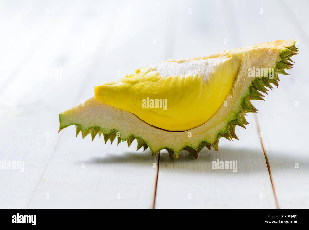 Frisch geschnittenes Durian (Monthong) auf weißem Holzhintergrund, König der Früchte aus Thailand im Sommer Stockfoto