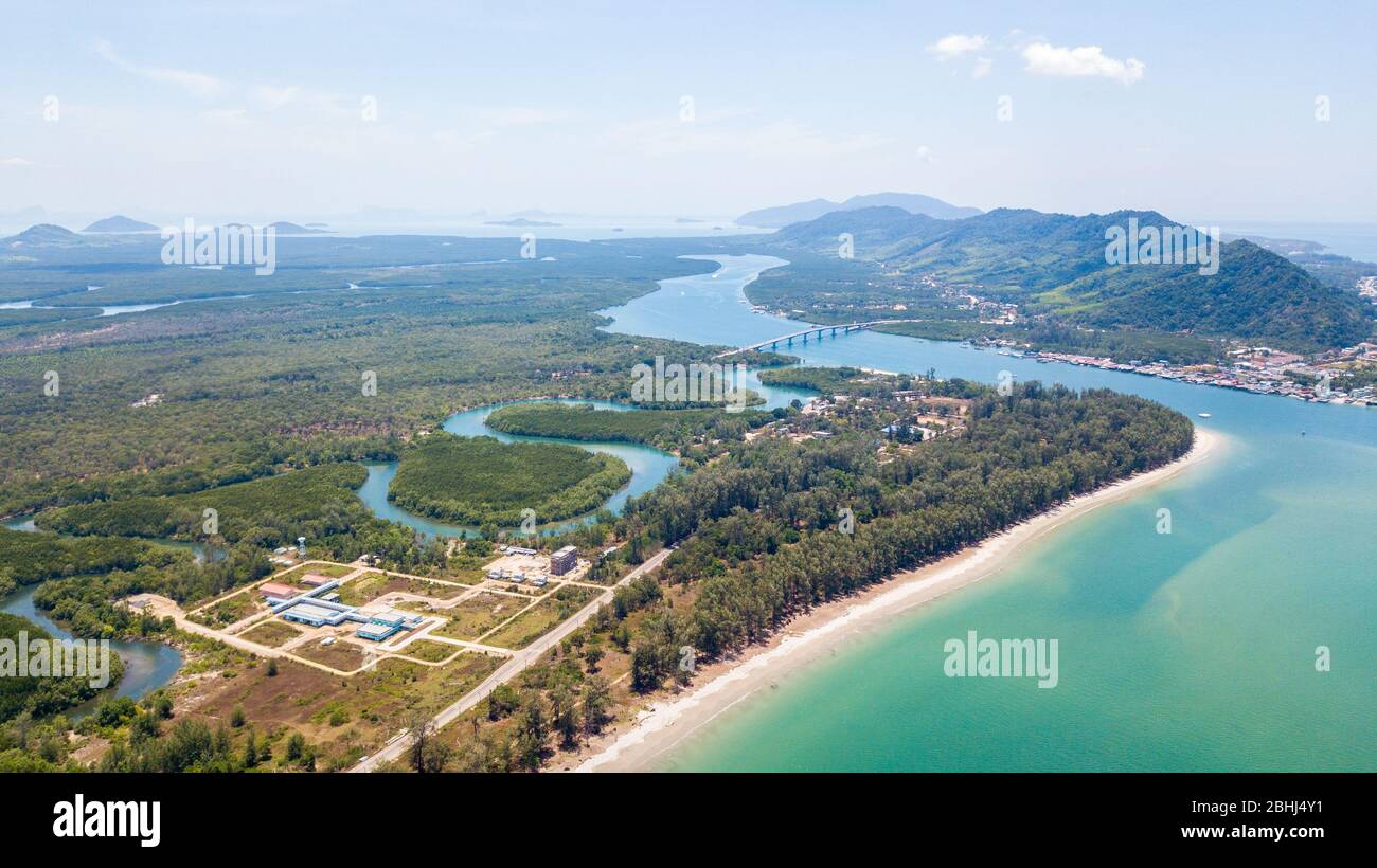 Ein Luftblick auf die Insel Lanta noi und das Isaland Lanta mit der Siri Lanta-Brücke, südlich der Provinz Thailand Krabi, beliebte Touristenattraktion für Touren Stockfoto