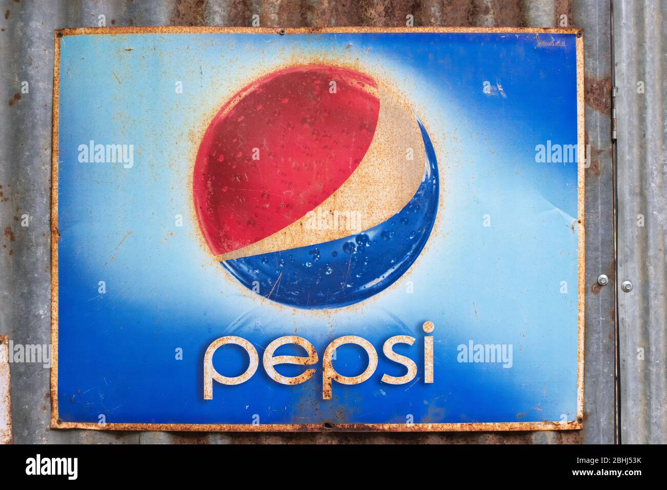 Ratchaburi, Thailand, 21. Juli 2019, EINE alte Grunge Werbung Plakatwand für Pepsi an der Wand, Pepsi ist ein beliebtes kohlensäurehaltiges Getränk. Stockfoto
