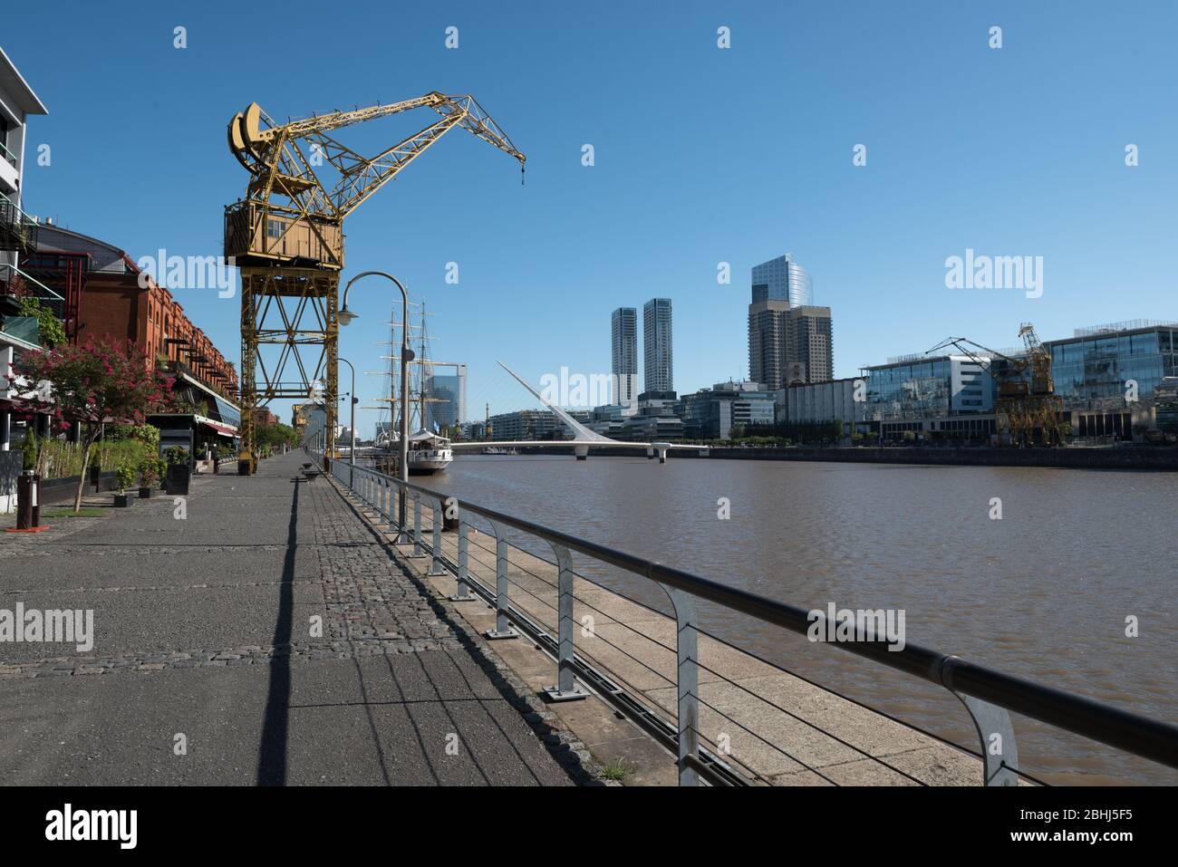 Blick auf die Innenstadt von Buenos Aires und die Frauenbrücke Stockfoto