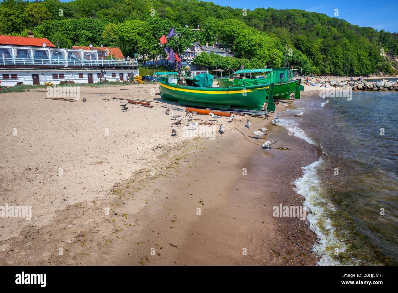 Gdynia in Polen, Orlowo Strand an der Ostsee mit Fischerbooten und Möwen auf Sand Stockfoto