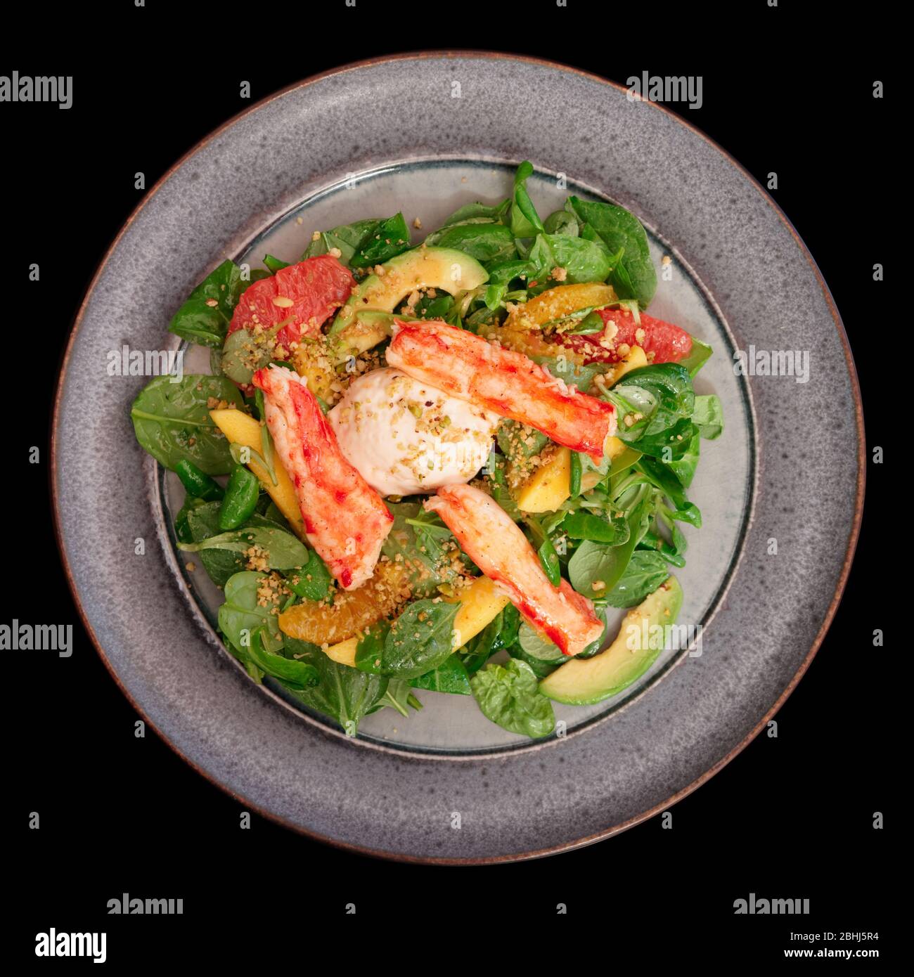 Krabbenfleisch mit Mais-Salat und Zitrusfrüchte auf Blacke Hintergrund isoliert Stockfoto