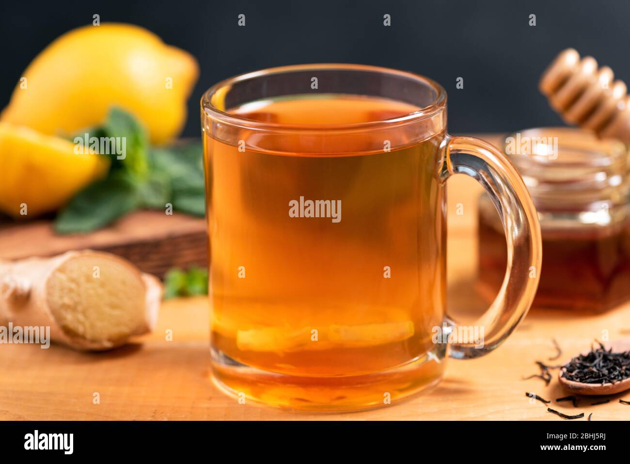 Ingwer Zitronentee in Glas Tasse auf Holztisch, Nahaufnahme. Heißer Ingwertee Stockfoto