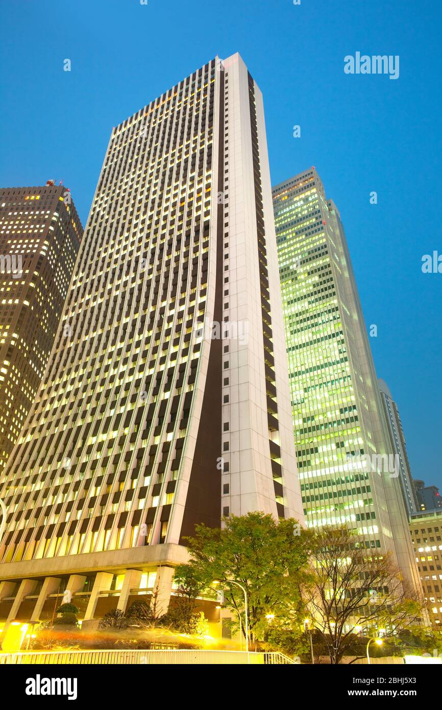 Shinjuku, Tokio, Kanto Region, Honshu, Japan - Sompo Japan Hauptsitz Gebäude in Nishi-Shinjuku (Wolkenkratzer-Bezirk) in der Dämmerung. Stockfoto
