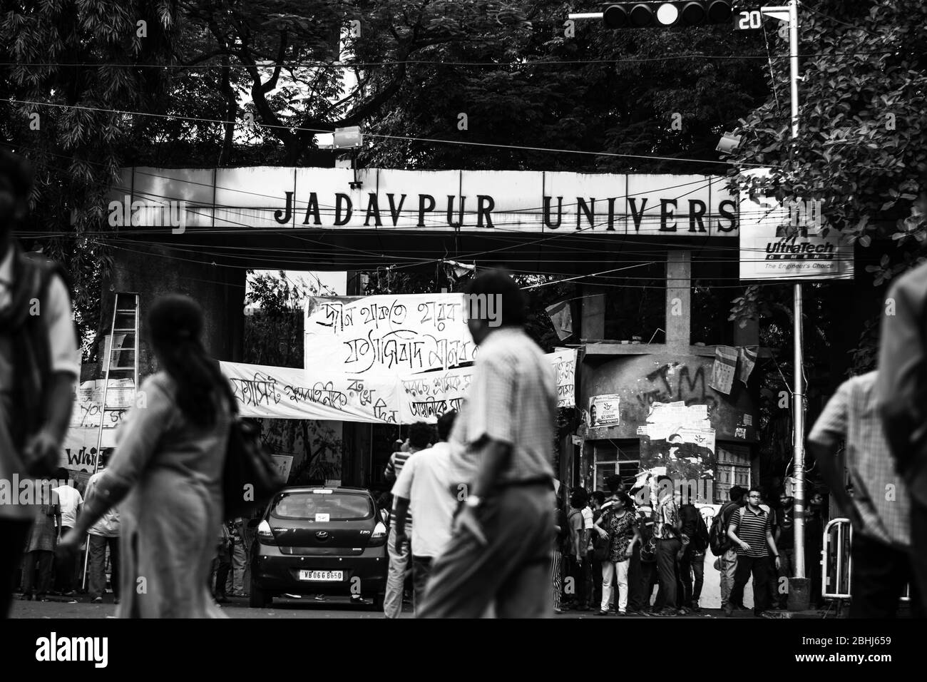 ABVP, die eine studentische Einheit von RSS versucht, Jadavpur Universität heute zu vandalisieren. Stockfoto