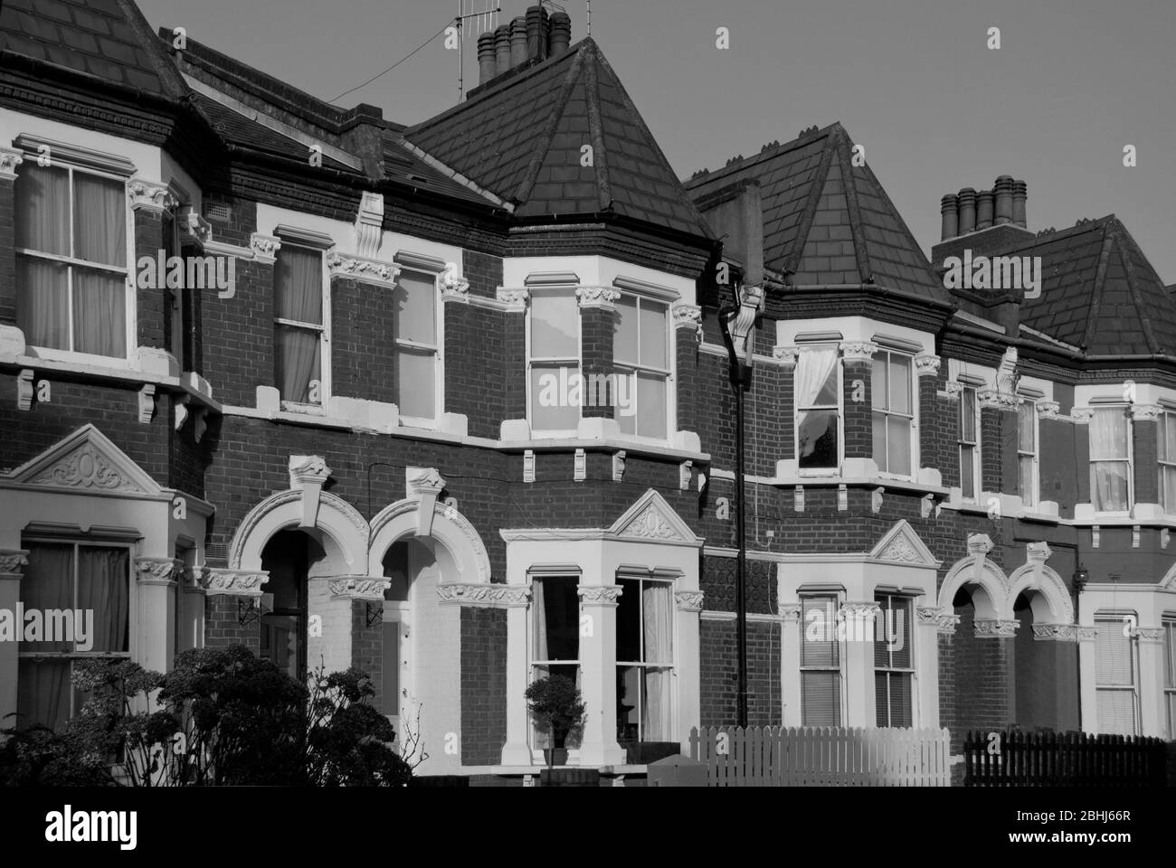 Reihenhäuser viktorianische Terrassen Reihenhäuser Stock Brick Bay Fenster Straßenlandschaft Lakeside Road, London, W12 Stockfoto
