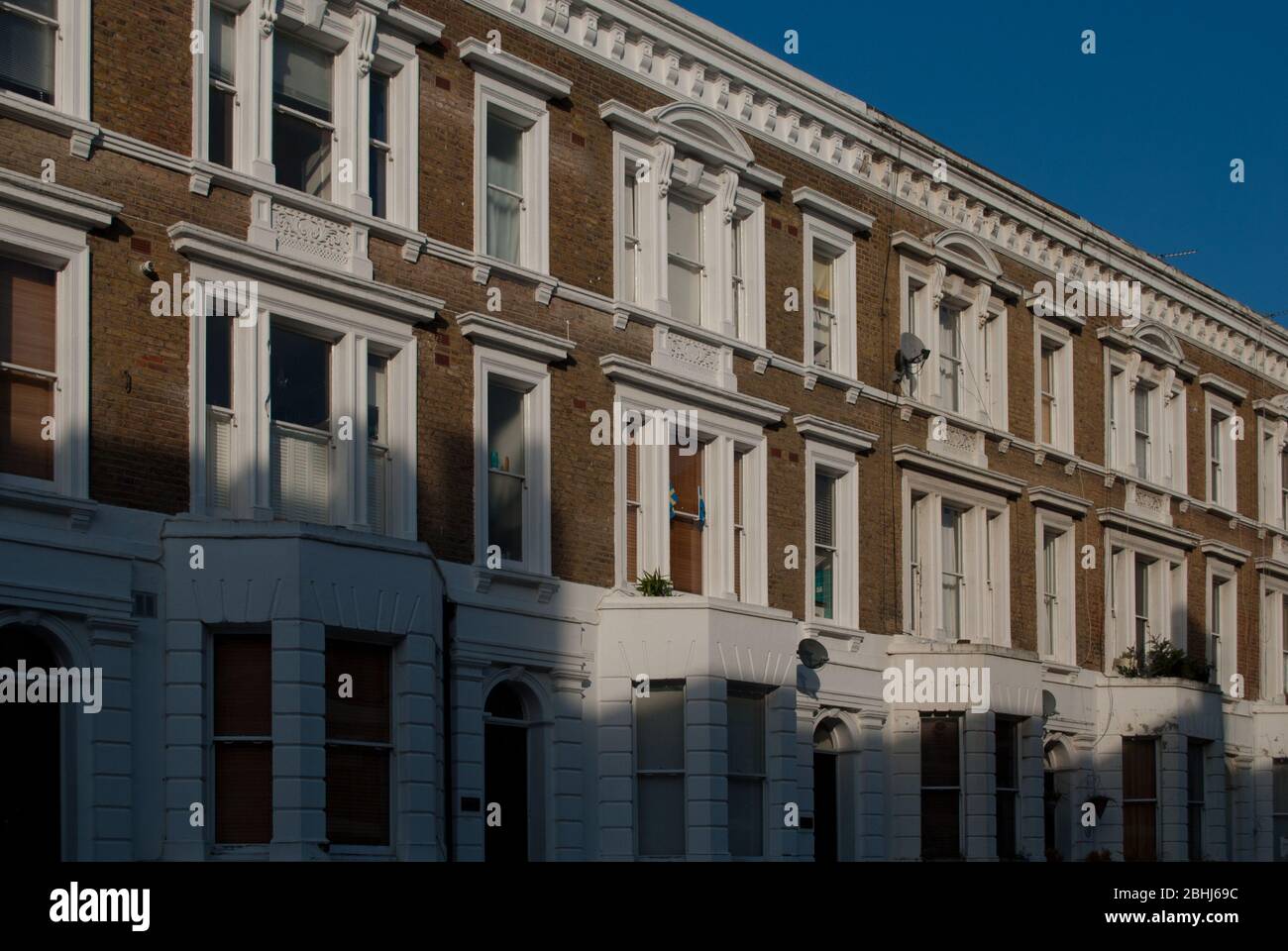 Reihenhäuser viktorianische Terrassen Reihenhäuser Stock Backstein Bay Fenster Straßenlandschaft Sinclair Gardens, London, W12 Stockfoto