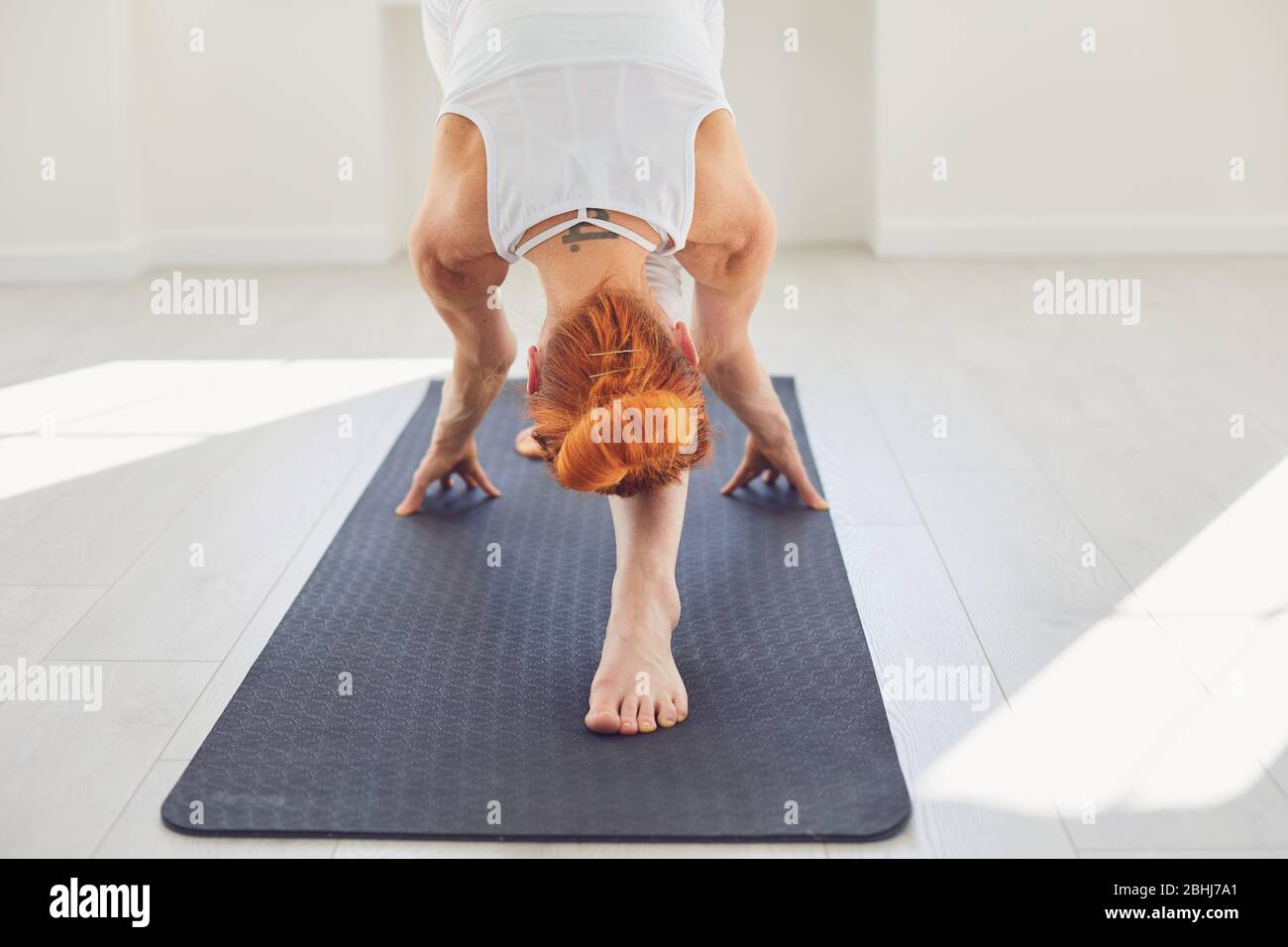 Fit Frau Yoga auf Matte zu üben Stockfoto