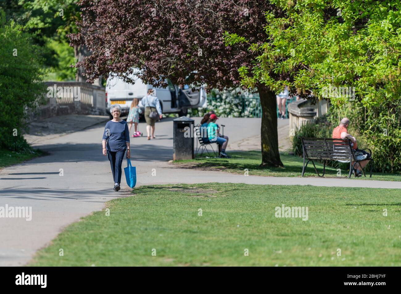 Cheltenham, Großbritannien. April 2020. . Mitglied der Öffentlichkeit, die während der landesweiten Sperrung des Coronavirus einen Spaziergang durch den Pittville Park Unternehmen. Quelle: Adriano Ribeiro/Alamy Live News. Stockfoto