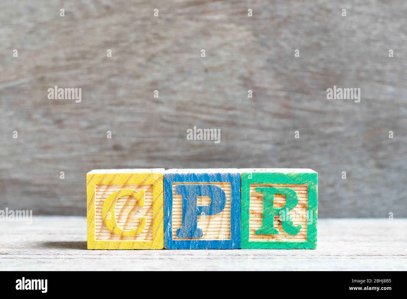 Farbe schreiben Block in Wort CPR (Abkürzung der kardiopulmonalen Reanimation) auf Holz Hintergrund Stockfoto
