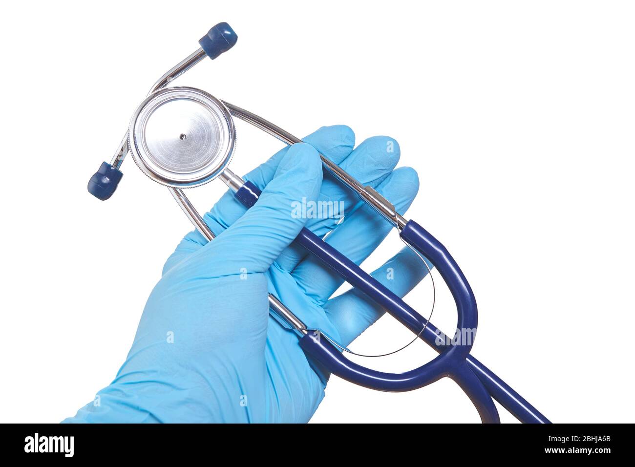 Arzthand in blauem Medizinhandschuh mit Stethoskop isoliert weißem Hintergrund Stockfoto
