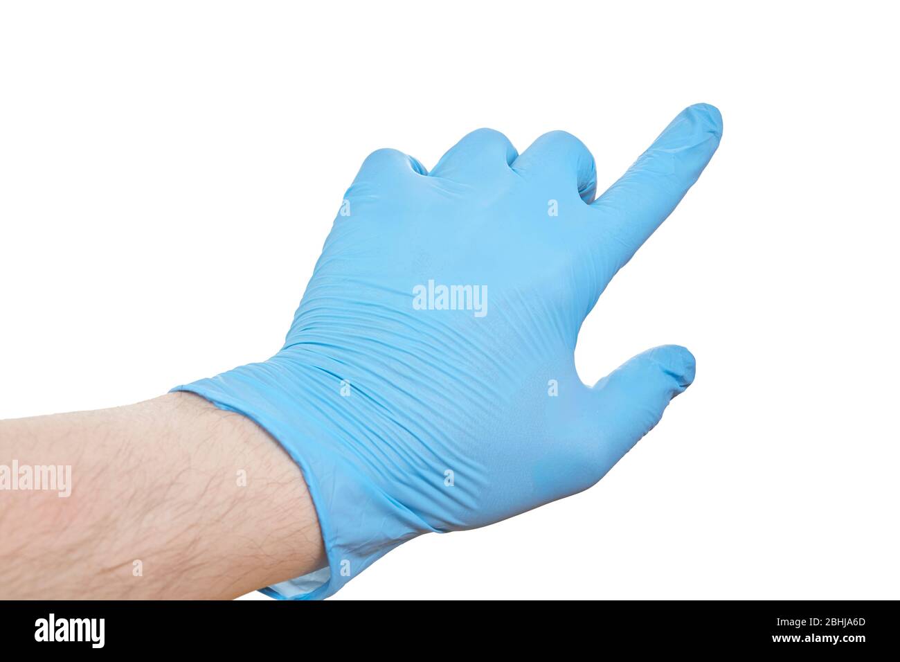 Die Hand legt blaue Gummihandschuhe auf und zeigt oder berührt sie. Isoliert auf weiß. Stockfoto