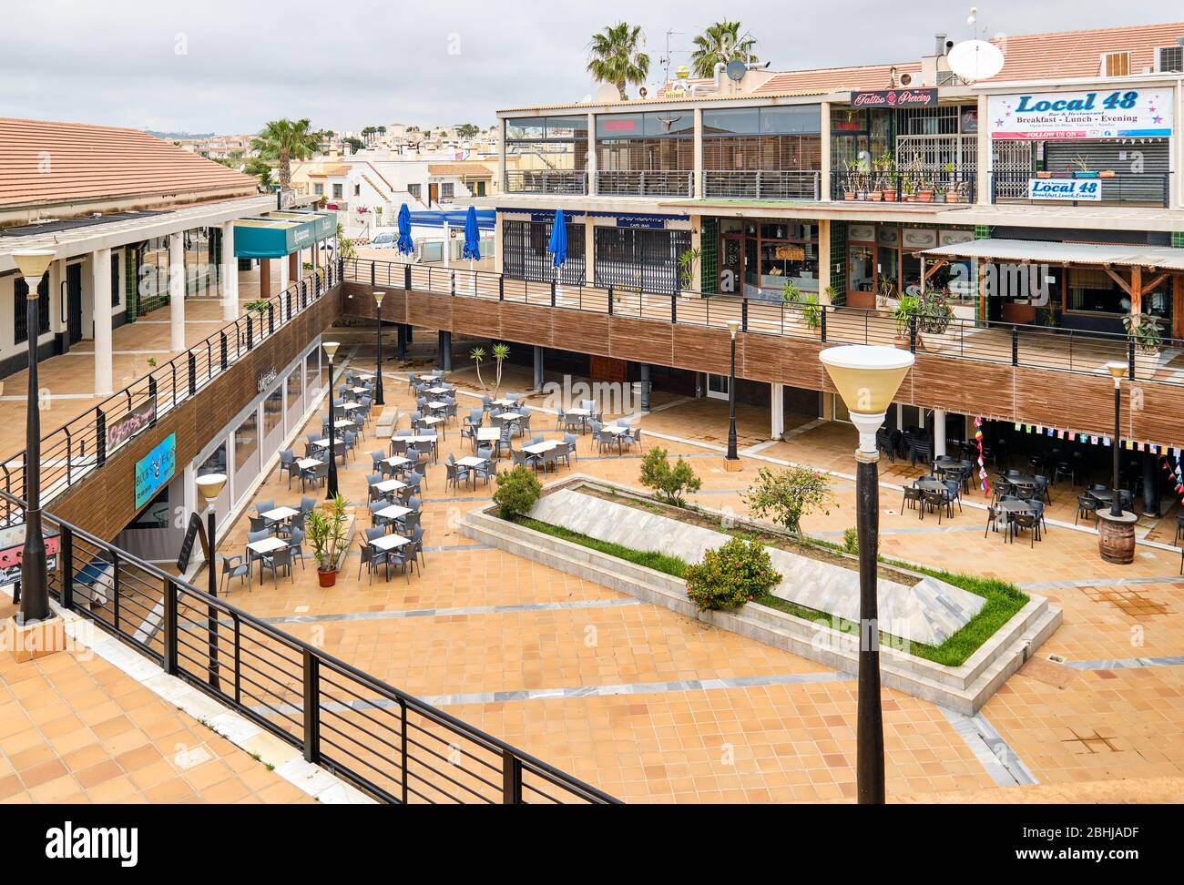 Orihuela, Spanien - 16. April 2020: Geschlossene Bars Restaurants Einkaufszentrum Gewerbegebiet wegen Ausbruch der Corona-Virus-Pandemie Stockfoto