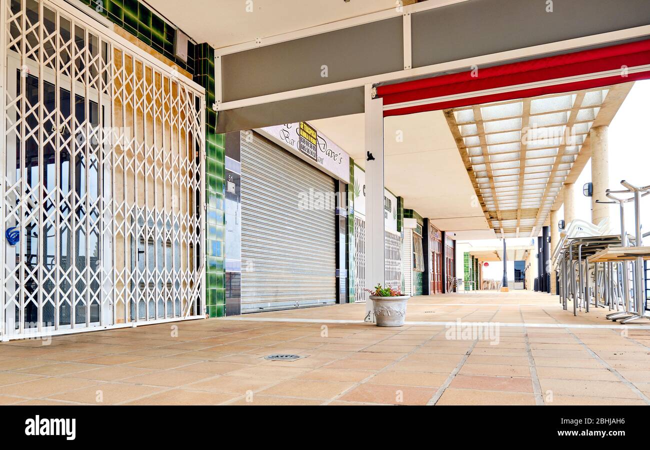 Orihuela, Spanien - 16. April 2020: Geschlossene Bars Restaurants Einkaufszentrum Gewerbegebiet wegen Ausbruch der Corona-Virus-Pandemie Stockfoto
