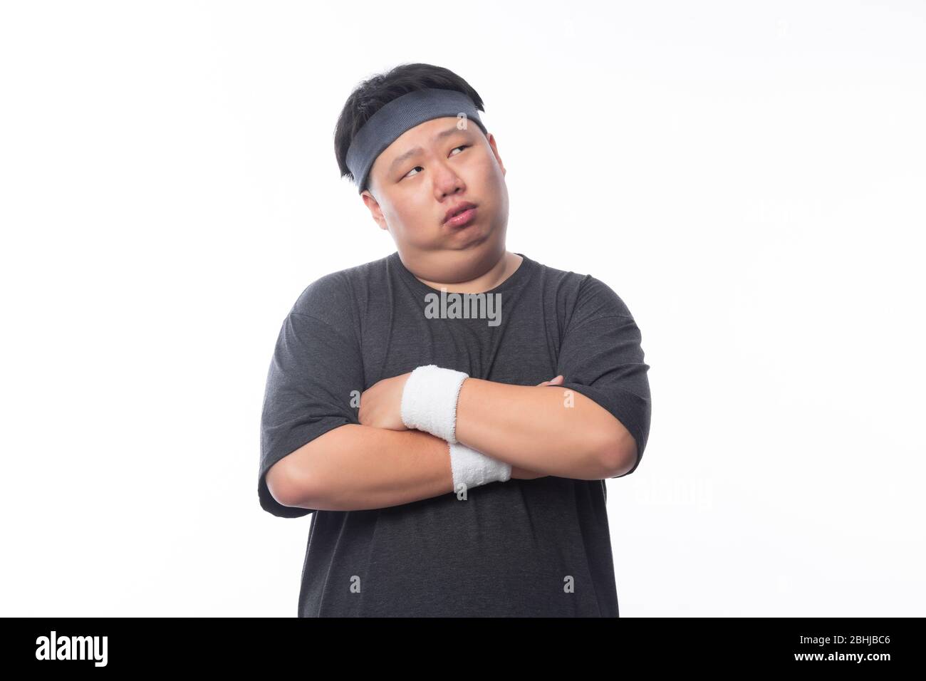 Asiatische Funny Fat man in Sport-Outfits Arm gekreuzt und suchen Copyspace auf weißem Hintergrund isoliert. Stockfoto
