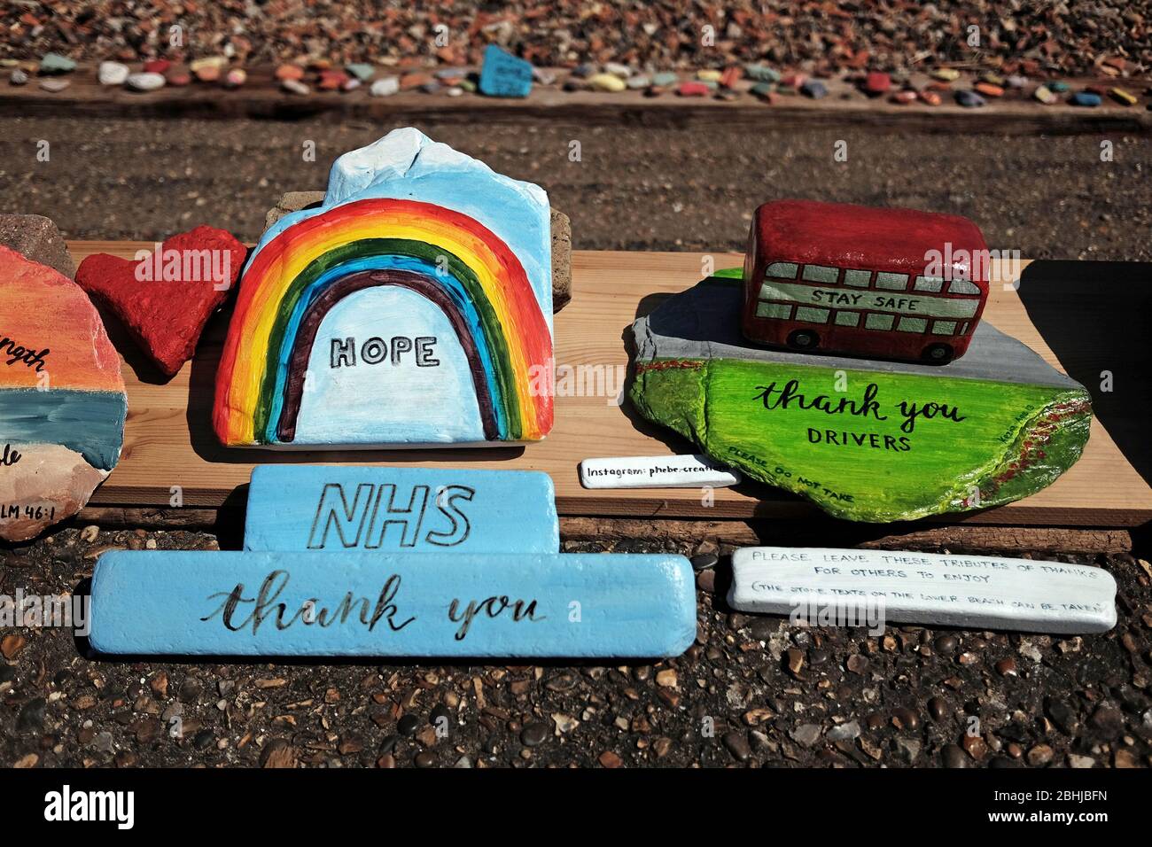 Ehrungen an NHS-Mitarbeiter und Busfahrer am Folly House Beach auf der Isle of Dogs im Osten Londons, während Großbritannien weiterhin in der Sperrungslinie steht, um die Ausbreitung des Coronavirus einzudämmen. Stockfoto