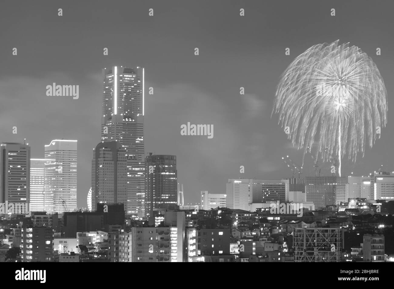 Urbane Landschaft von Yokohama, Japan während des Feuerwerksfestivals Stockfoto