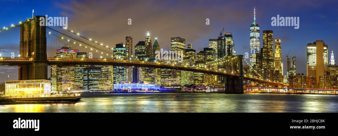 New York City Skyline Nacht Manhattan Stadt Panoramablick Brooklyn Bridge World Trade Center WTC Stockfoto