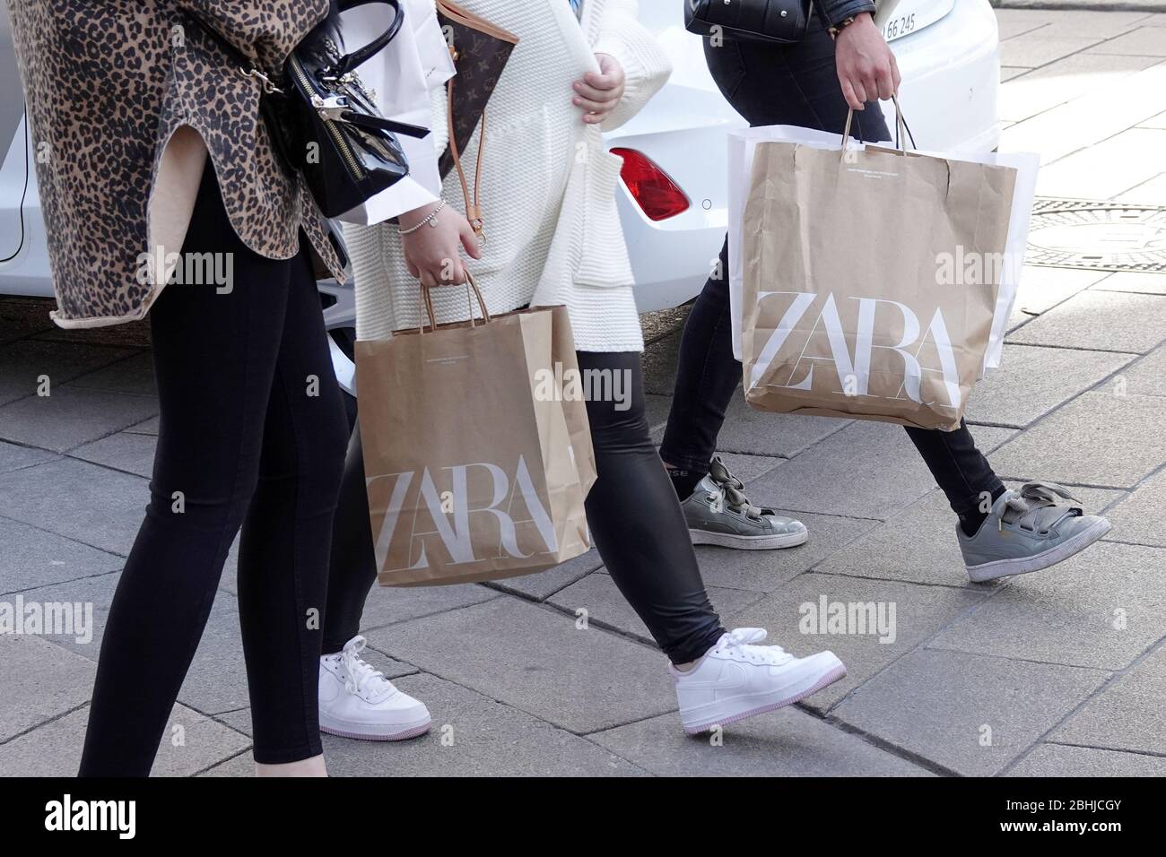 Hamburg, Deutschland. April 2020. Passanten spazieren mit Einkaufstaschen  der Modekette Zara durch die Hamburger Innenstadt. Kredit: Bodo  Marks/dpa/Alamy Live News Stockfotografie - Alamy