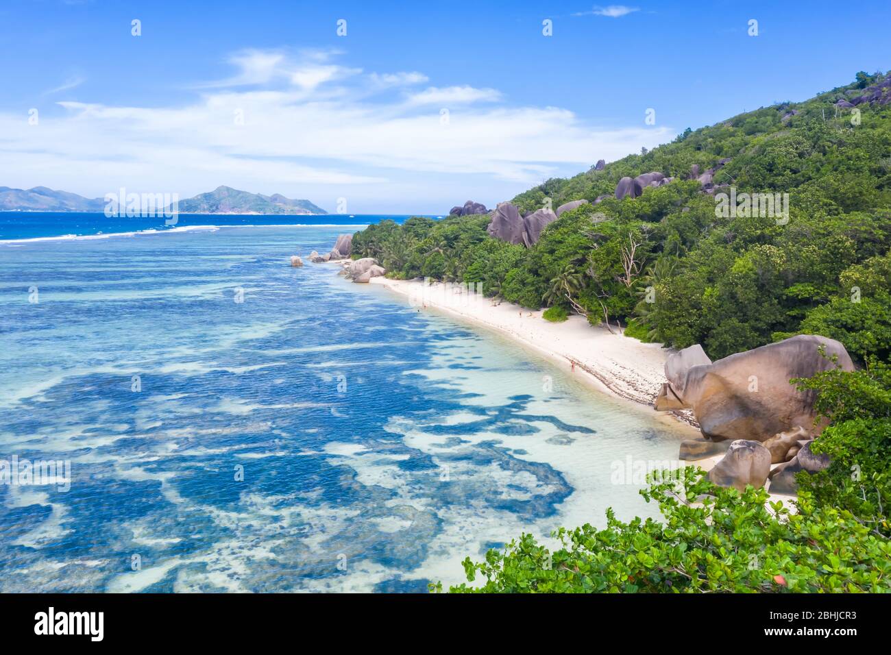 Seychellen Anse Source d'Argent Strand La Digue Insel Landschaft Landschaft Natur Urlaub Meer Drohne Ansicht Luftbild Entspannen Stockfoto