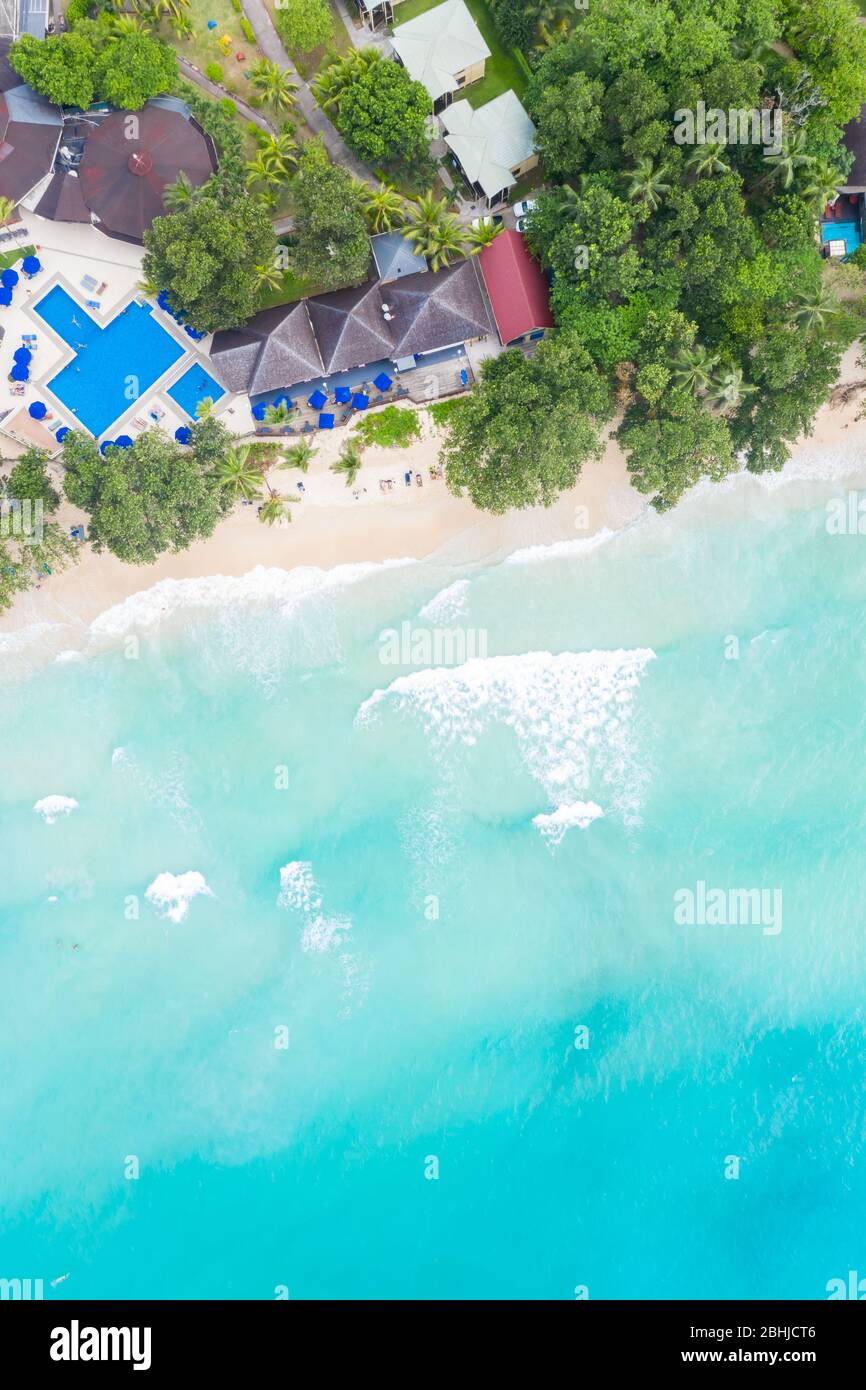 Seychellen Strand Mahe Insel Luxus Urlaub Meer Ozean Drohne Ansicht Porträt Format Luftbild Landschaft Stockfoto
