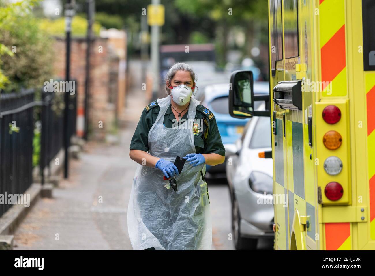 Cheltenham, Großbritannien. April 2020. Südwestischer Ambulanzdienst vor Ort im YMCA in voller PSA während der landesweiten Pandemie des Coronavirus. Quelle: Adriano Ribeiro/Alamy Live News. Stockfoto