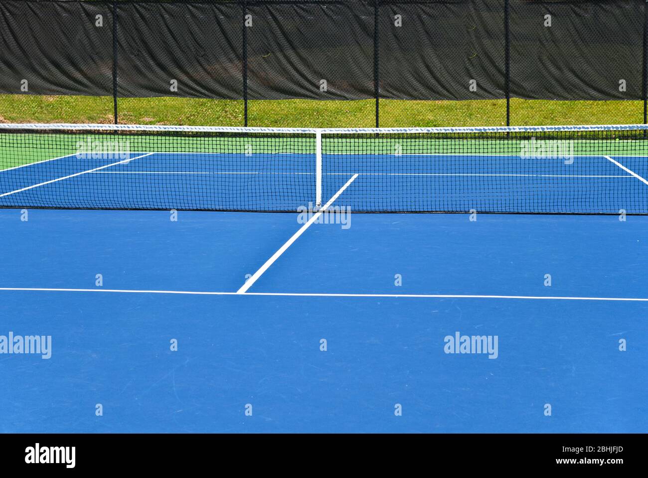Leere Tennisplätze geschlossen wegen sozialer Distanzierung während der Covid-19 Pandemie in den Vereinigten Staaten von Amerika Stockfoto