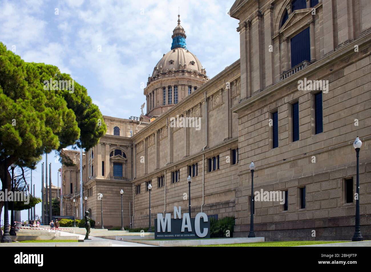 Blick auf das historische Museum namens "NAC (das nationale Museum für katalanische bildende Kunst)" in Barcelona. Es ist ein sonniger Sommertag. Stockfoto
