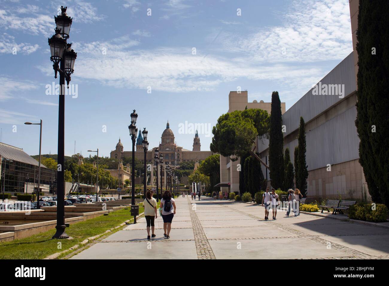 Blick auf die Menschen, die in der Nähe von 'Placa d'Espanya' in Barcelona spazieren gehen. Historisches Museum namens "NAC (das nationale Museum der katalanischen bildenden Kunst)" ist in der Ansicht Stockfoto