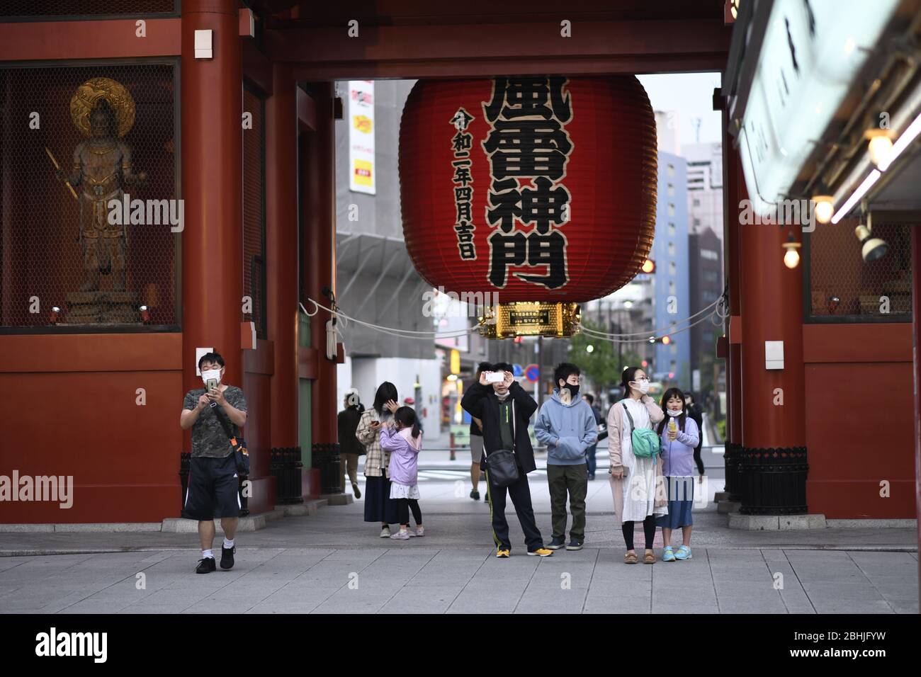 Sonntag. April 2020. TOKIO, JAPAN - 26. APRIL: Menschen werden gesehen, die am Kaminarimon Gate Senso-ji in Asakusa Fotos machen, inmitten der Bedenken des COVID-19 Coronavirus am Sonntag, 26. April 2020 in Tokio, Japan. Der japanische Premierminister Shinzo Abe hat letzte Woche einen landesweiten Ausnahmezustand ausgerufen, in dem die Menschen aufgefordert werden, zu Hause zu bleiben, um die Ausbreitung des Coronavirus im ganzen Land zu verhindern. (Foto: Richard Atrero de Guzman/ AFLO) Stockfoto