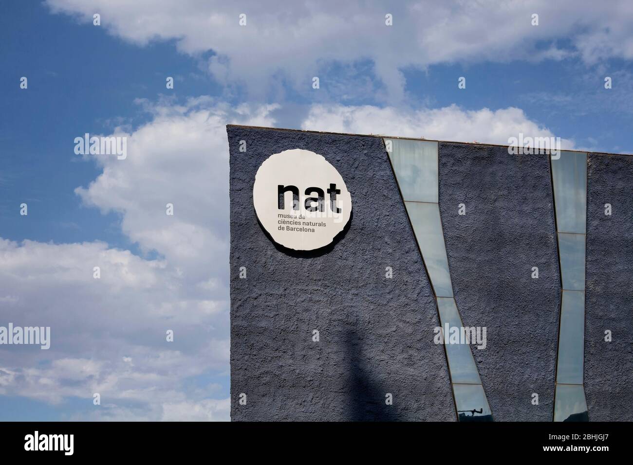 Museum für Naturwissenschaften von Barcelona Gebäude und Beschilderung mit bewölktem blauen Himmel Hintergrund. Es ist ein sonniger Sommertag. Stockfoto