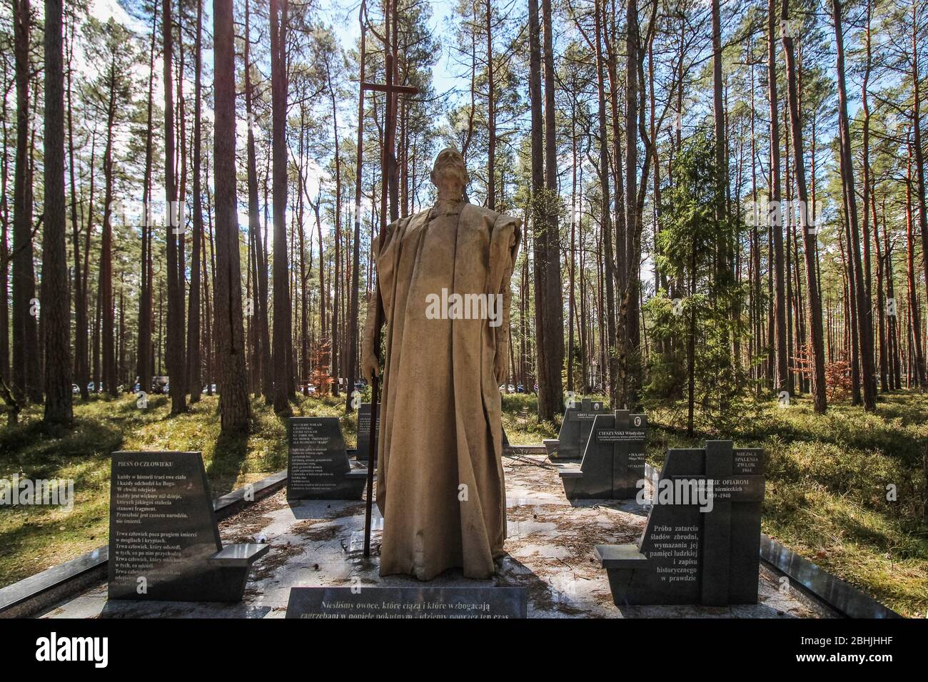 Piasnica, 26. April 2020 die Massaker in Piasnica Gedenkstätte in Piasnica, Nordpolen, am 26. April 2020 die Massaker in Piasnica waren Massenhinrichtungen, die von Deutschen während des Zweiten Weltkriegs zwischen Herbst 1939 und Frühjahr 1940 durchgeführt wurden. Die genaue Zahl der ermordeten Menschen liegt zwischen 12,000 und 14,000 Opfern. Die meisten von ihnen waren polnische Intellektuelle aus Pommern, aber auch Polen, Juden, Tschechen und deutsche Häftlinge aus psychiatrischen Anstalten wurden ermordet. © Vadim Pacajev / Alamy Live News Stockfoto