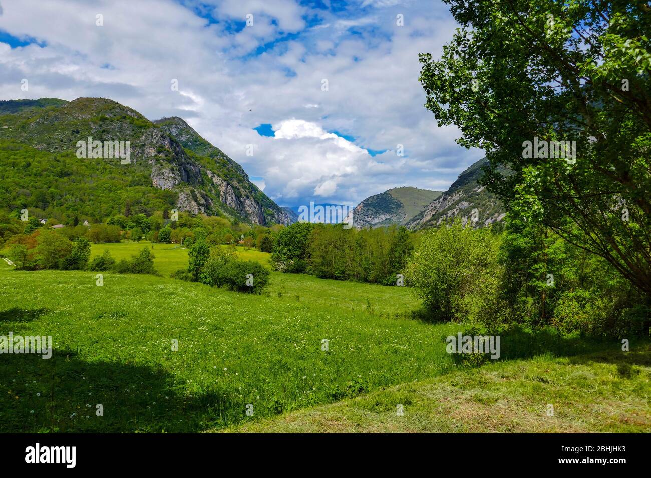 Kleines Dorf Sinsat in der Ariege, Südfrankreich, Frankreich, Französische Pyrenäen, Pyrenäen Stockfoto