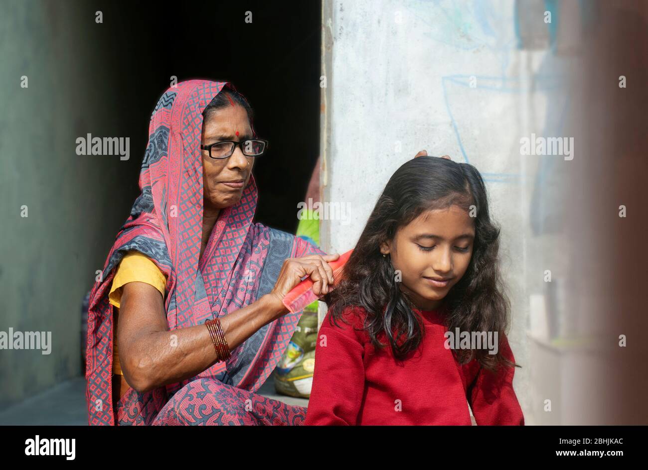 Porträt der indischen Großmutter und Enkelin Stockfoto