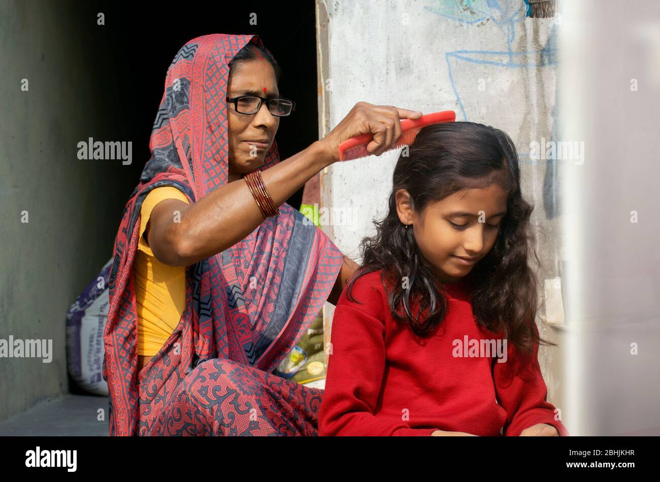 Porträt der indischen Großmutter und Enkelin Stockfoto