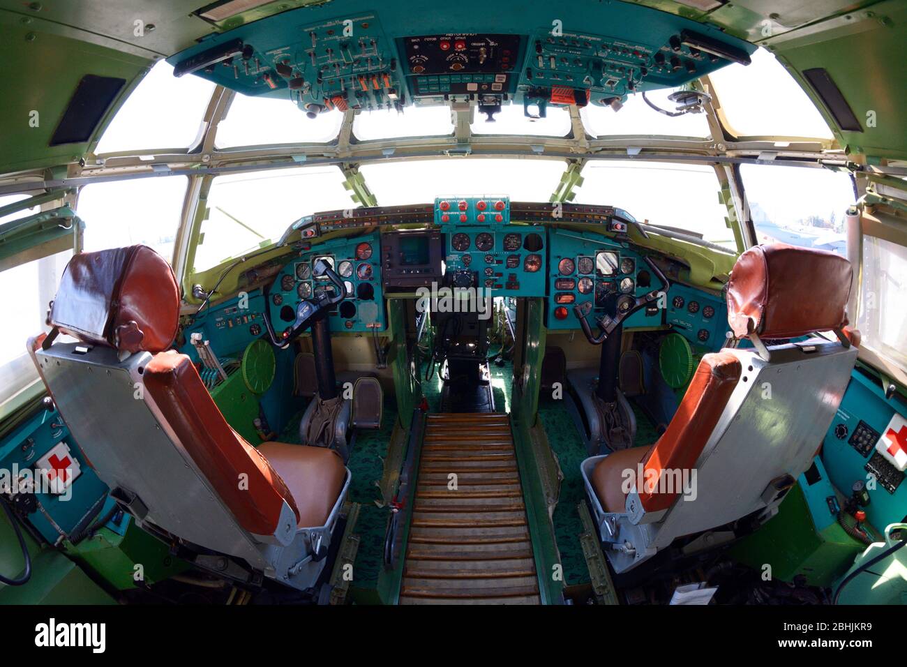 Das Cockpit von Made in Ukraine Transportflugzeug, Lenkrad, Dashboards, Sitze für Piloten Stockfoto
