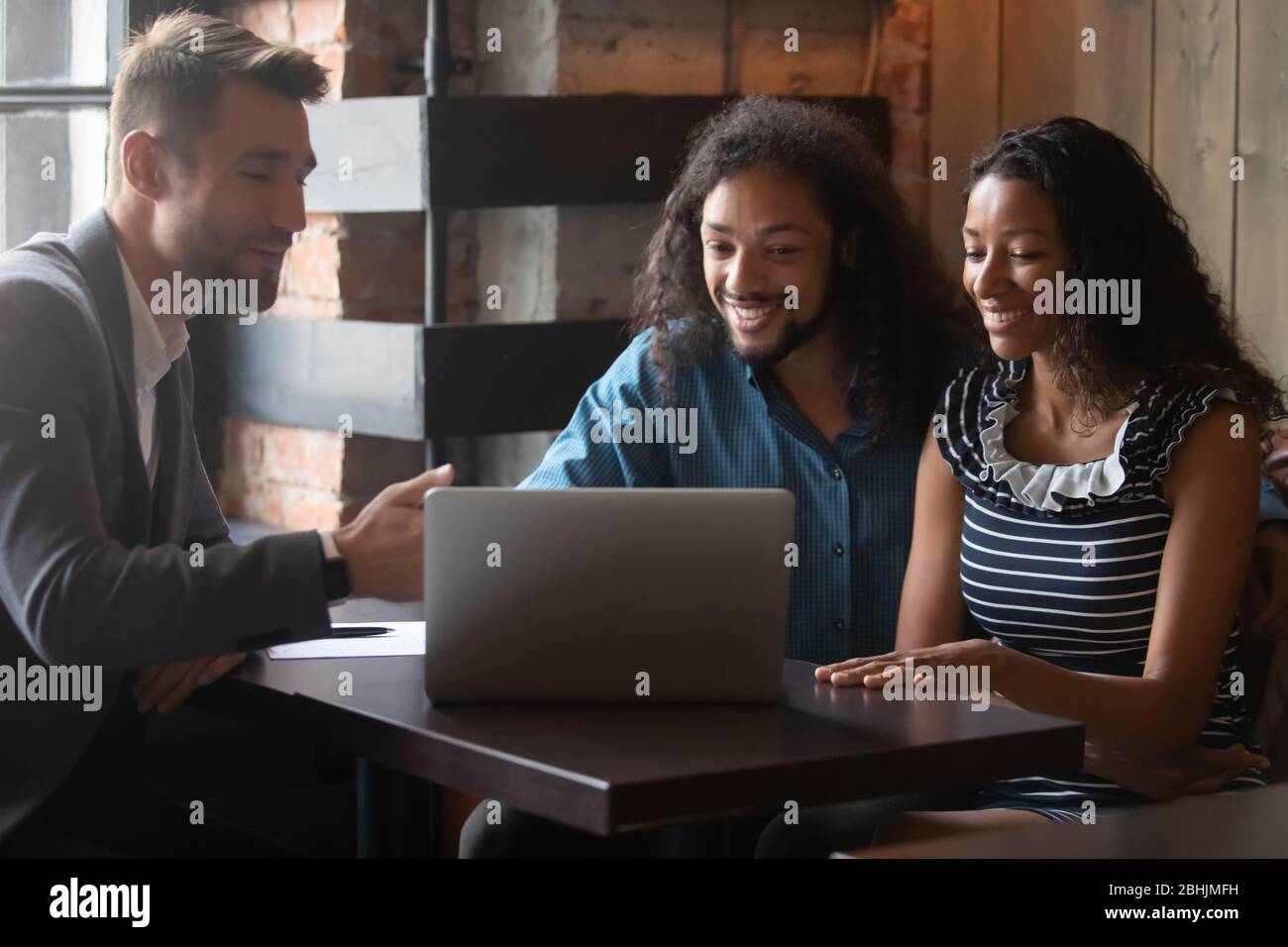Glücklich biracial Paar Treffen mit Architekten im Kaffeehaus Stockfoto
