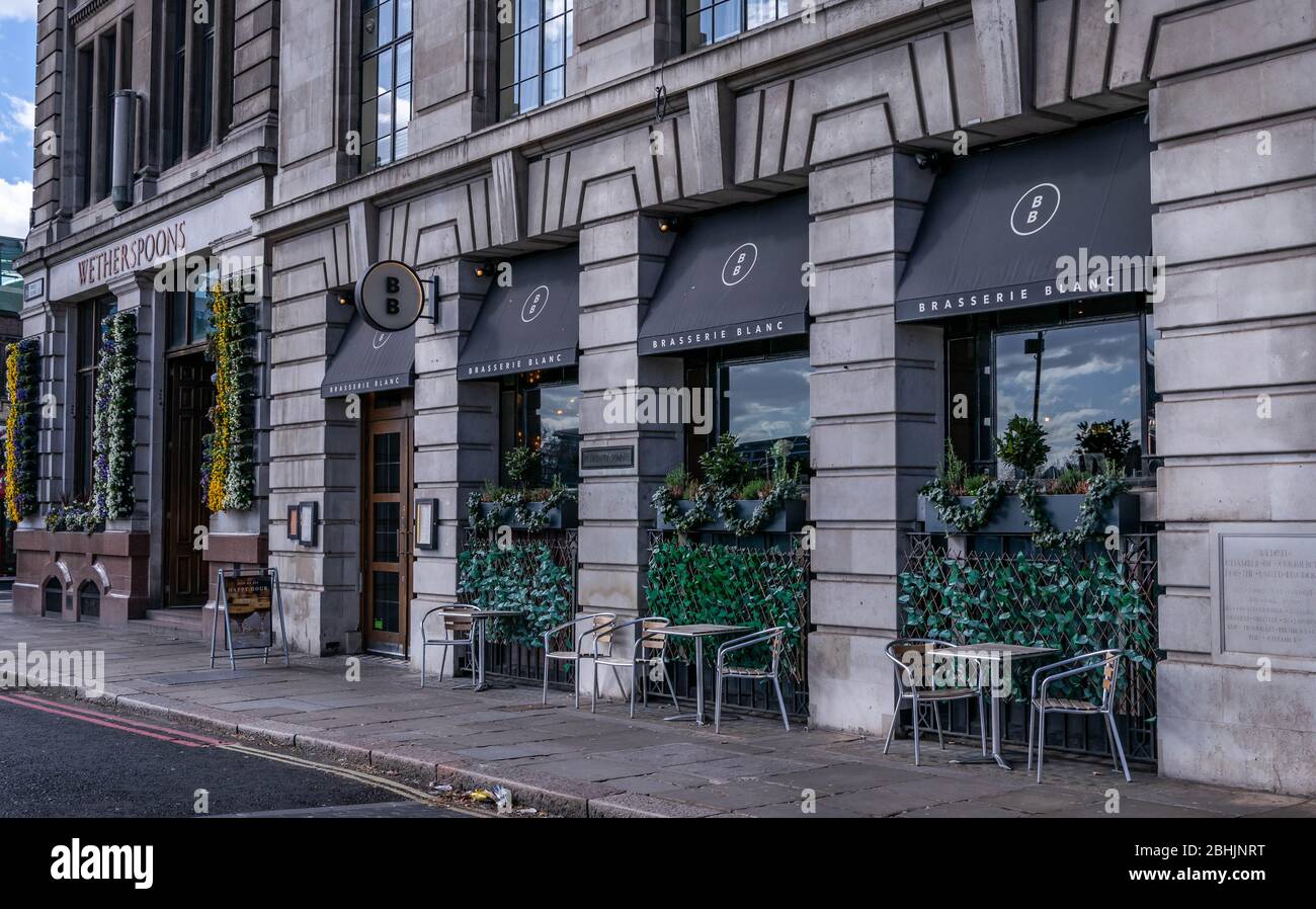 Café-Restaurant in London, Großbritannien. Stuhl und Tische im Bürgersteig in London.leeres Restaurant Sitze ohne Menschen. Stockfoto